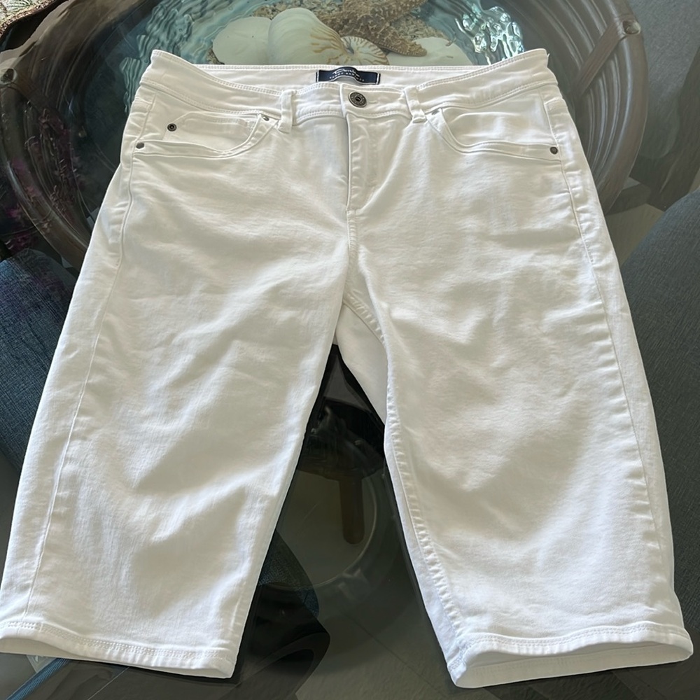 Tommy Bahama Denim Clam Digger Length Shorts EUC‼️.